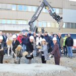 Endlich Bewegung beim jahrelangen kommunalpolitischen Thema: Spatenstich für das neue Parkhaus am Leopoldina-Krankenhaus