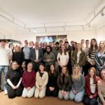 „Surrealismus neu gedacht“ im Franck-Haus eröffnet: Rund 150 Gäste bei der Vernissage von „Magritte-Fakes“ in Marktheidenfeld