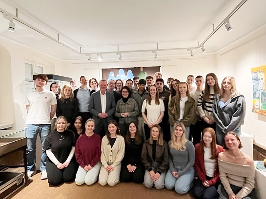 „Surrealismus neu gedacht“ im Franck-Haus eröffnet: Rund 150 Gäste bei der Vernissage von „Magritte-Fakes“ in Marktheidenfeld