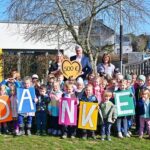 Schattenbäume für die Kita Storchennest: VR-Bank Main-Rhön spendete 500 Euro