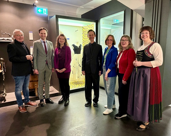 „Was zieh ich nur an?“: Neue Ausstellung im Alten Rathaus Gerolzhofen ist noch bis 5. Juli zu sehen