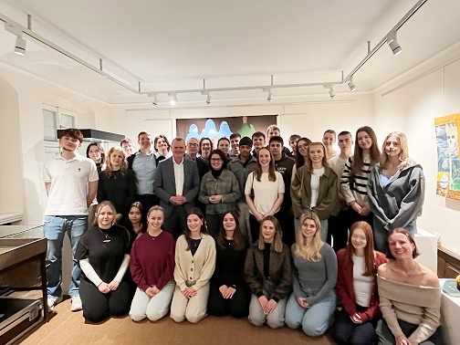 Bis 12. April: „Surrealismus neu gedacht“ bei den „Magritte-Fakes“ des Balthasar-Neumann-Gymnasiums im Franck-Haus