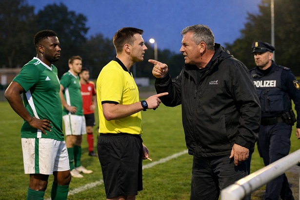 Wer kennt den Täter? 25-jähriger Kenianer wird bei einem Fußballspiel in Aub rassistisch beleidigt