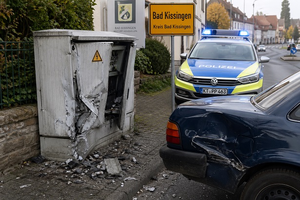 Sachschaden von mehreren tausend Euro: Polizei Bad Kissingen ermittelt 84 Jahre alte Unfallflüchtige nach Anstoß an Stromverteilerkasten