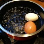 Essen, Trinken und Genuss – hätten Sie’s gewusst: Ist es sinnvoll, Eier vor dem Kochen anzupiksen?