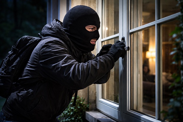 Ein Einbruchversuch in ein Anwesen scheiterte bereits an einem Fenster: Kriminalpolizei ermittelt und sucht Zeugen
