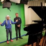 Sehen, wie Fernsehen gemacht wird: Lars Hallbauer und Ingo Hauser aus der SOS-Dorfgemeinschaft Hohenroth zu Besuch im Studio der Diözese Würzburg