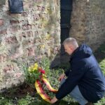 Nationalsozialisten erschossen den mutigen Allgemeinmediziner: Gedenkschale für Dr. Karl Brand