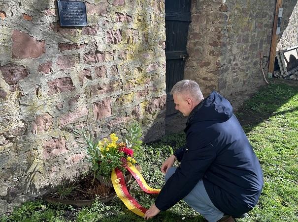 Nationalsozialisten erschossen den mutigen Allgemeinmediziner: Gedenkschale für Dr. Karl Brand