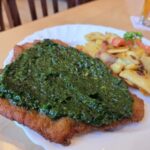 Essen wie Gott in Franken: Schnitzel mit Barläuch und Bratkartoffeln zum Bockbier