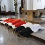 Zwischen Reue und Mitgefühl: Liturgie vom Leiden und Sterben Jesu im Würzburger Kiliansdom gefeiert