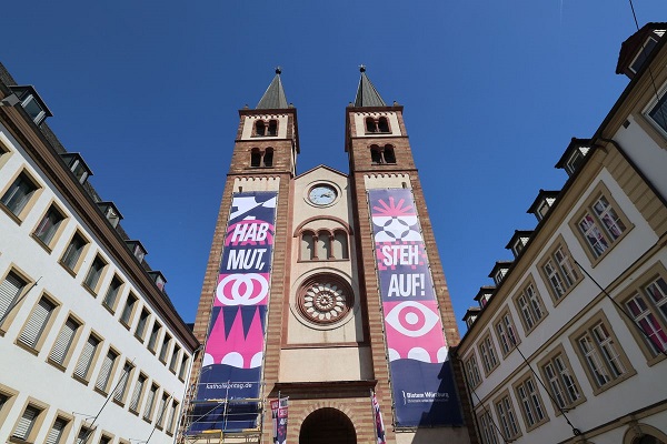 Mit dem Motto „Hab Mut, steh auf!“: Große Banner am Dom werben für den Katholikentag