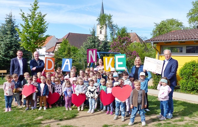 Die Jugendstiftung Lions Club spendet 1000 Euro für Schattenbäume in der Kita Storchennest