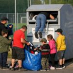 Zwei Erwachsene und fünf Kinder entwenden Klamotten aus dem Altkleidercontainer in Fahr bei Volkach