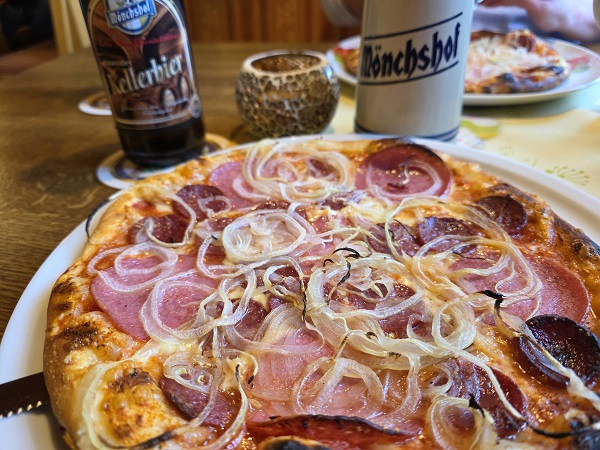 Essen wie Gott in Italien: Die Pizza Calabrese in der früheren Poppenhäuser Bierstube