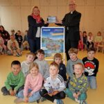 Wenn der Bischof Playmobil bringt: Dr. Franz Jung überreicht Set der Frankenapostel an Kita Sankt Barbara