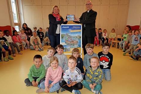 Wenn der Bischof Playmobil bringt: Dr. Franz Jung überreicht Set der Frankenapostel an Kita Sankt Barbara