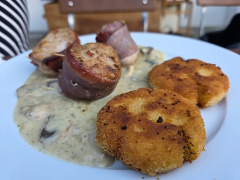 Terrassenbetrieb bei der RadlRast: Endlich kann man abseits von Hammelburg wieder draußen sitzen und schlemmen