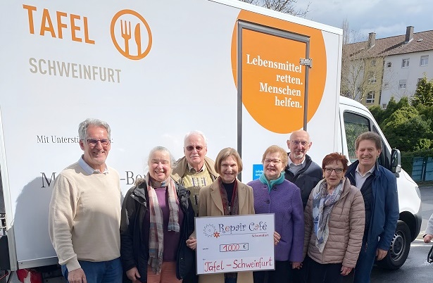 Doppelte Nachhaltigkeit für den guten Zweck: 1.000 € Spende vom Team des Repair Cafés an die Tafel Schweinfurt e. V.