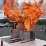 Sicher im Ernstfall: Hohenrother Lebenshilfe-Werkstatt trainiert mit Infomobil „Richtig Feuer löschen“