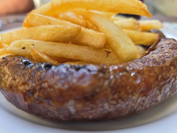 Essen wie Gott in Franken: Die Sammel-Sonderbestellung Bratwürste mit Pommes zur Abendsonne