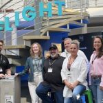 Wenn Scheitern zum Publikumsmagneten wird: Karriere mit Ecken und Kanten: Rund 60 Gäste feiern „Shit Happens!“ in Mainfranken