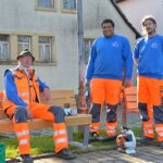 Team des städtischen Bauhofs war entlang des Mainkais aktiv und hat acht zusätzliche Sitzbänke des Modells „Marktheidenfeld“ aufgestellt
