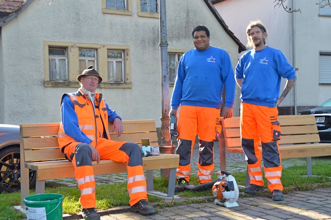 Team des städtischen Bauhofs war entlang des Mainkais aktiv und hat acht zusätzliche Sitzbänke des Modells „Marktheidenfeld“ aufgestellt