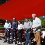 Das neue Sonnensegel im Schweinfurter Wildpark: Ein idealer Schutz, wenn´s zu heiß ist oder regnet