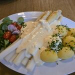 Essen wie Gott in Franken: Spargel mit Petersilienkartoffeln und Sauce Hollandaise im Brauerei-Gasthof Wolf in Rüdenhausen