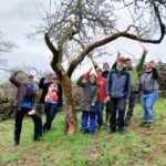 Inklusive Wege bei der Streuobstpflege: Marktheidenfelds Umweltbeauftragter Torsten Ruf holt sich Unterstützung von den Mainfränkischen Werkstätten