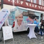 Gesundheitsinformation auf vier Rädern: Das digiOnko Präventionsmobil war zu Gast auf dem Haßfurter Frühjahrsmarkt