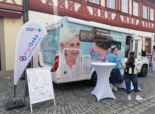 Gesundheitsinformation auf vier Rädern: Das digiOnko Präventionsmobil war zu Gast auf dem Haßfurter Frühjahrsmarkt