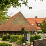 Start der Reihe „Offene Gartentür 2026“ im Landkreis Kitzingen mit dem Arkadenfriedhof Wiesenbronn