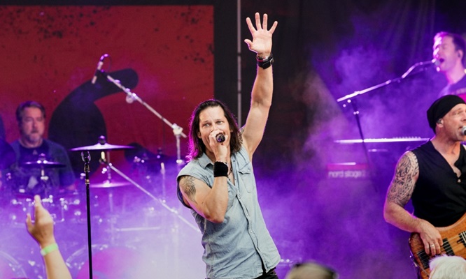 Castle in Concert: Die Bon Jovi-Tributeband BOUNCE tritt heuer erneut im Park des Schlosshotels Bad Neustadt auf