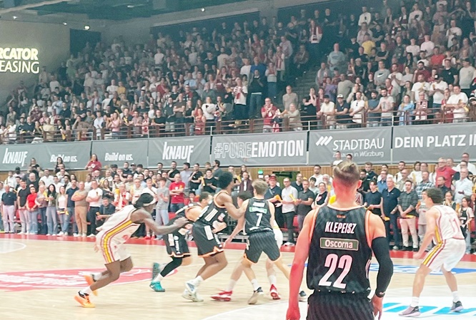 Playoff-Atmosphäre beim 98:84-Heimsieg der Fitness First Würzburg Baskets gegen Ratiopharm Ulm