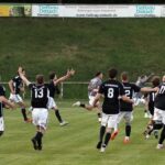 Elfmeterdrama im Steigerwaldstadion: Das kleine Dorf Brünnau schubst Geusfeld und Untersteinbach aus der Kreisklasse und steigt auf – VIELE FOTOS & FILM!