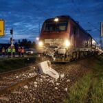 Mutwilliges Platzieren ist nicht ausgeschlossen: Güterzug kollidiert bei 100 km/h mit einem Betonteil