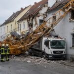 Schwächeanfall? Baukran bricht in Hammelburg zusammen und beschädigt mehrere Wohnhäuser und einen Lastwagen