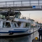 Fahrgastschiff kollidiert mit Brücke: Steuerhaus wird komplett zerstört, die Wasserschutzpolizei ermittelt