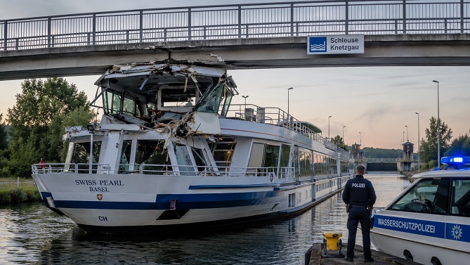 Fahrgastschiff kollidiert mit Brücke: Steuerhaus wird komplett zerstört, die Wasserschutzpolizei ermittelt