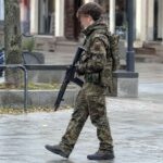 Jugendlicher lief in militärischer Kleidung und mit Gewehr über den Theodor-Fischer-Platz – der 16-Jährige liebt anscheinend Softairwaffen