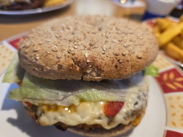 Fahr mal hin und kehr mal ein: Cheeseburger mit dicken Pommes im Weißen Ross