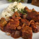 Essen wie Gott in Franken: Veganes Gulasch und Schnitzel mit Dips vom Löwenzahn und von Wildblüten