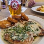Fahr mal hin und kehr mal ein: Gebackenes Fischfilet mit Kartoffelsalat und das Putensteak mit Bärlauchsoße und Röstitalern