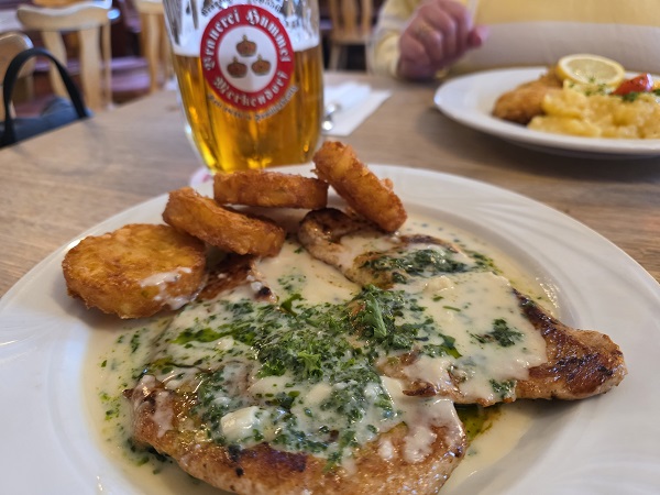 Fahr mal hin und kehr mal ein: Gebackenes Fischfilet mit Kartoffelsalat und das Putensteak mit Bärlauchsoße und Röstitalern