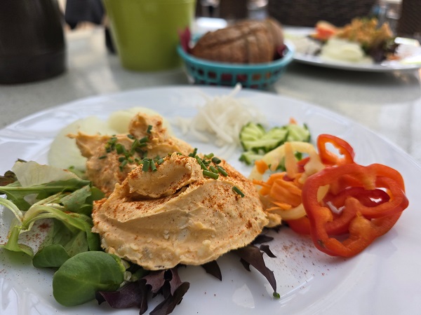 Essen wie Gott in Franken: Gerupfter zur Abend-Brotzeit bei den Oberndorfer Kleingärtnern