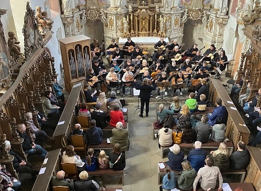 Einzigartiger Konzertabend: Gelungene Gitarren-Serenade der Volkacher Musikschule in der Kartause Astheim