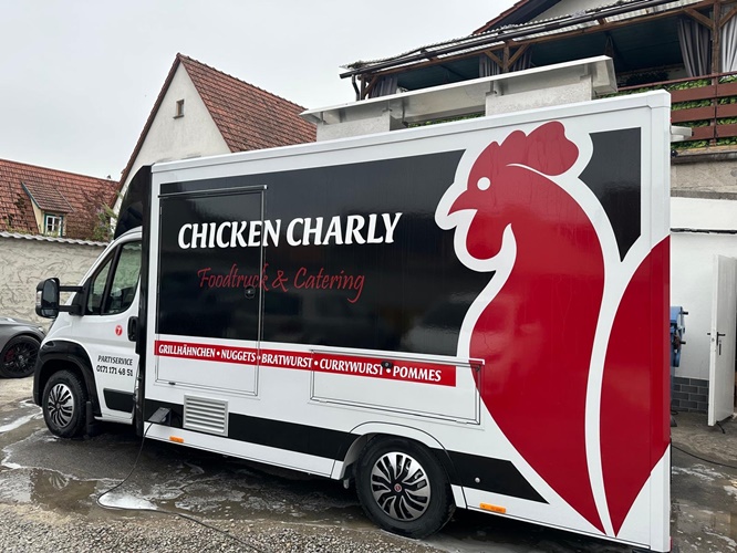 Chicken Charly sorgt für Zuwachs auf dem Marktplatz: Kulinarisches Angebot wird um Hähnchen-Spezialitäten erweitert