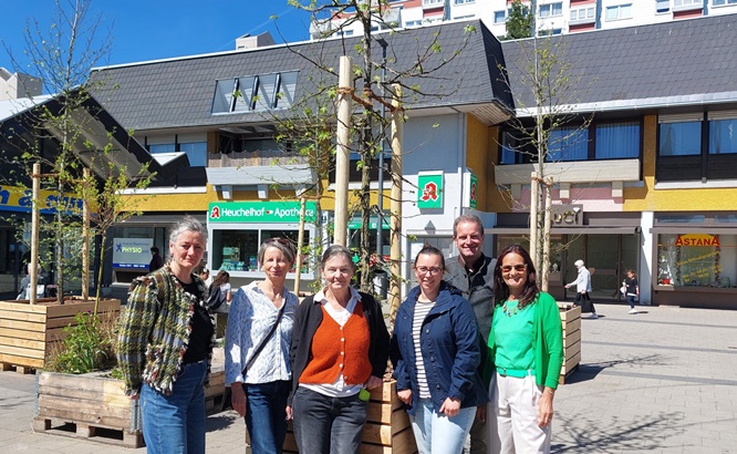 Baumpatinnen und Baumpaten gesucht: Der Place de Caen am Heuchelhof wird weiter begrünt